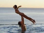 嬌小嫩妹享受與她的男人激情性愛