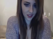 性感女孩在直播用電動按摩棒愛撫自慰